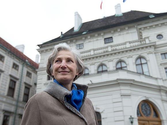 Die unabhängige Präsidentschaftskandidatin Irmgard Griss vor der Hofburg