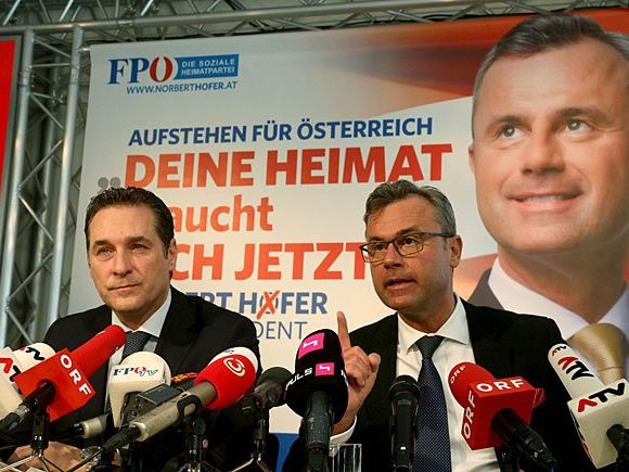 Heinz-Christian Strache und Norbert Hofer (r.) bei der Plakat-Präsentation Heinz-Christian Strache und Norbert Hofer (r.) bei der Plakat-Präsentation