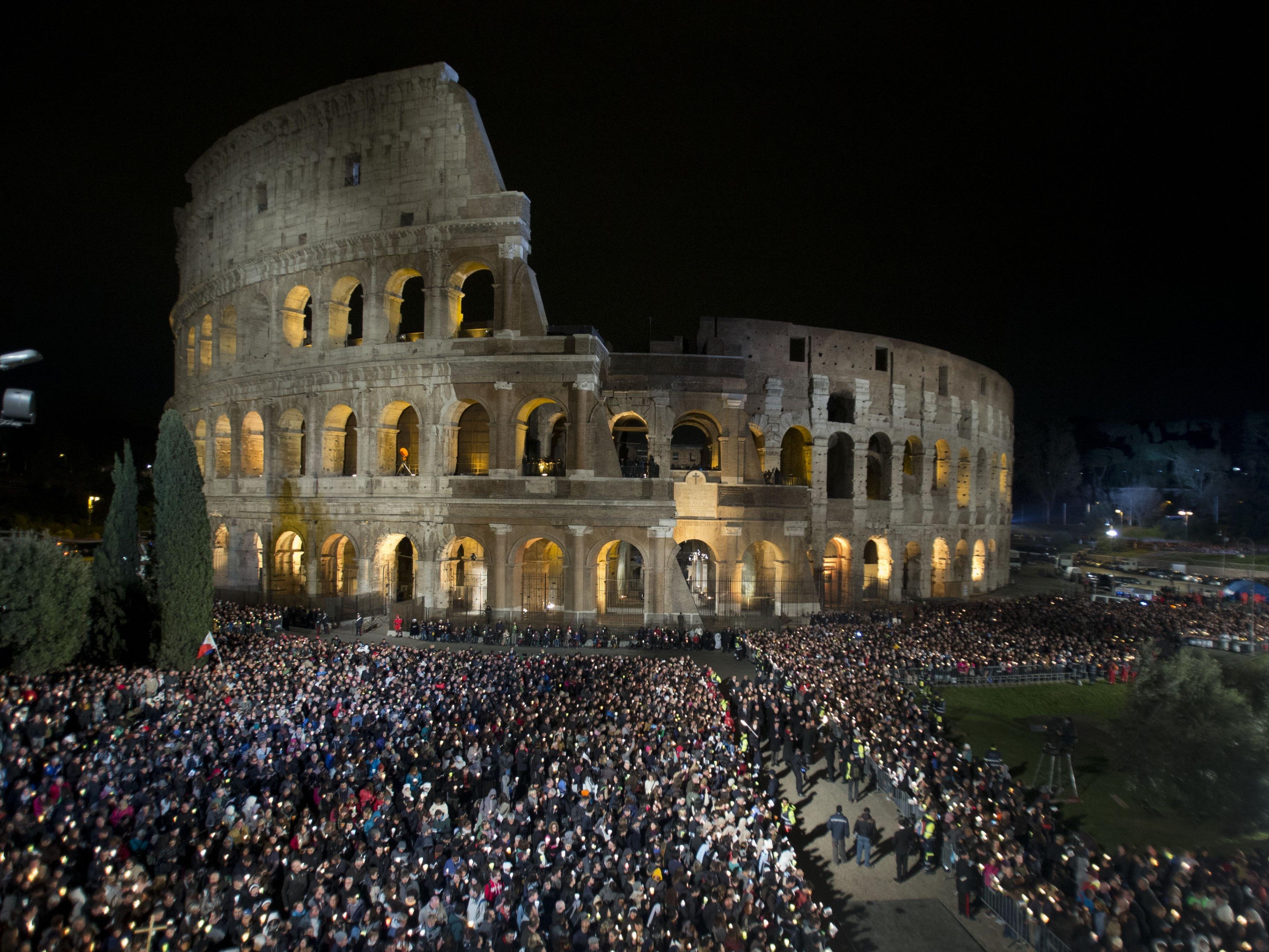 Zehntausende Gläubige begingen mit dem Papst den Kreuzweg in Rom.