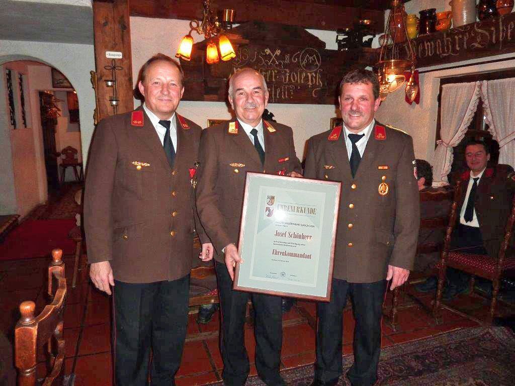 Das Verdienstkreuz in Silber wurde an Josef Schönherr verliehen, der überdies zum Ehrenkommandant der Ortsfeuerwehr Gaschurn ernannt wurde. Das Verdienstkreuz in Silber wurde an Josef Schönherr verliehen, der überdies zum Ehrenkommandant der Ortsfeuerwehr Gaschurn ernannt wurde.