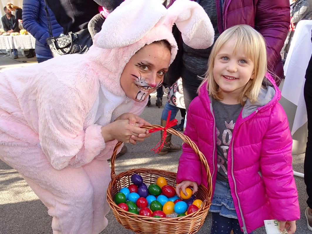 Ein Osterhase verteilte zur Freude der kleinen Marktbesucher Eier auf dem 3. Ostermärktle.