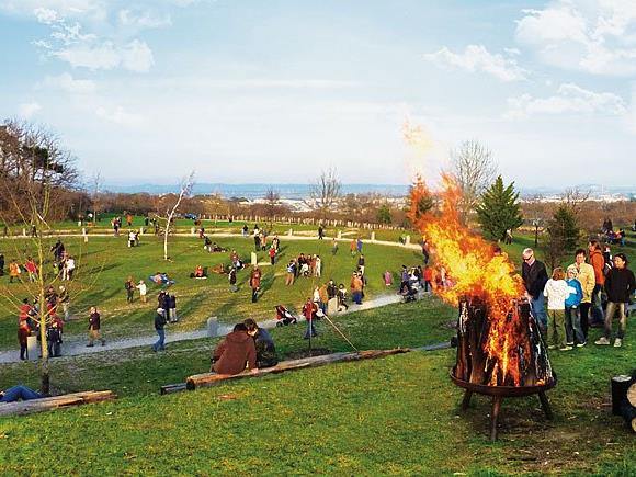 Am Himmel brennt am Karsamstag das Osterfeuer