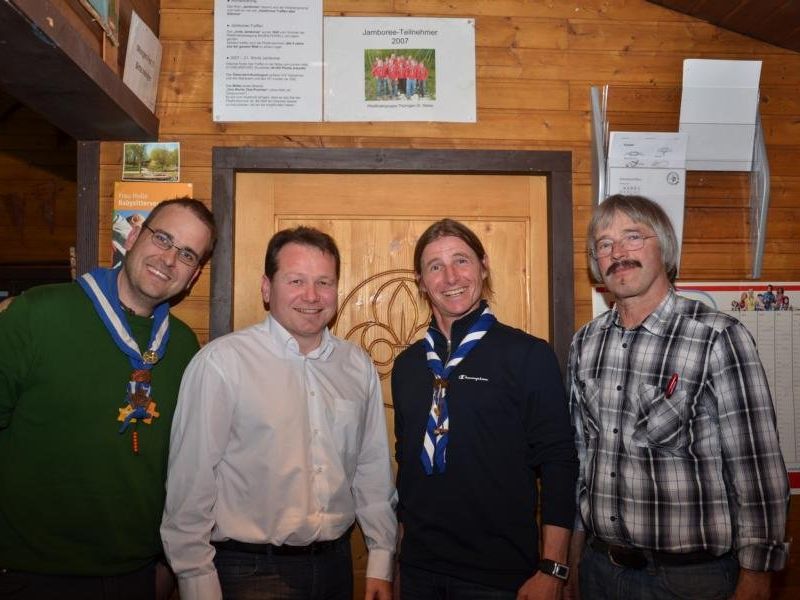 Von links nach rechts: Neuer Gruppenleiter Gregor Vaschauner, Bürgermeister Mag. Harald Witwer, Ehemaliger Gruppenleiter / Neugewählter Gruppenleiter der Altpfadfinder Dietmar Burtscher, Obmann Albert Nigsch Von links nach rechts: Neuer Gruppenleiter Gregor Vaschauner, Bürgermeister Mag. Harald Witwer, Ehemaliger Gruppenleiter / Neugewählter Gruppenleiter der Altpfadfinder Dietmar Burtscher, Obmann Albert Nigsch