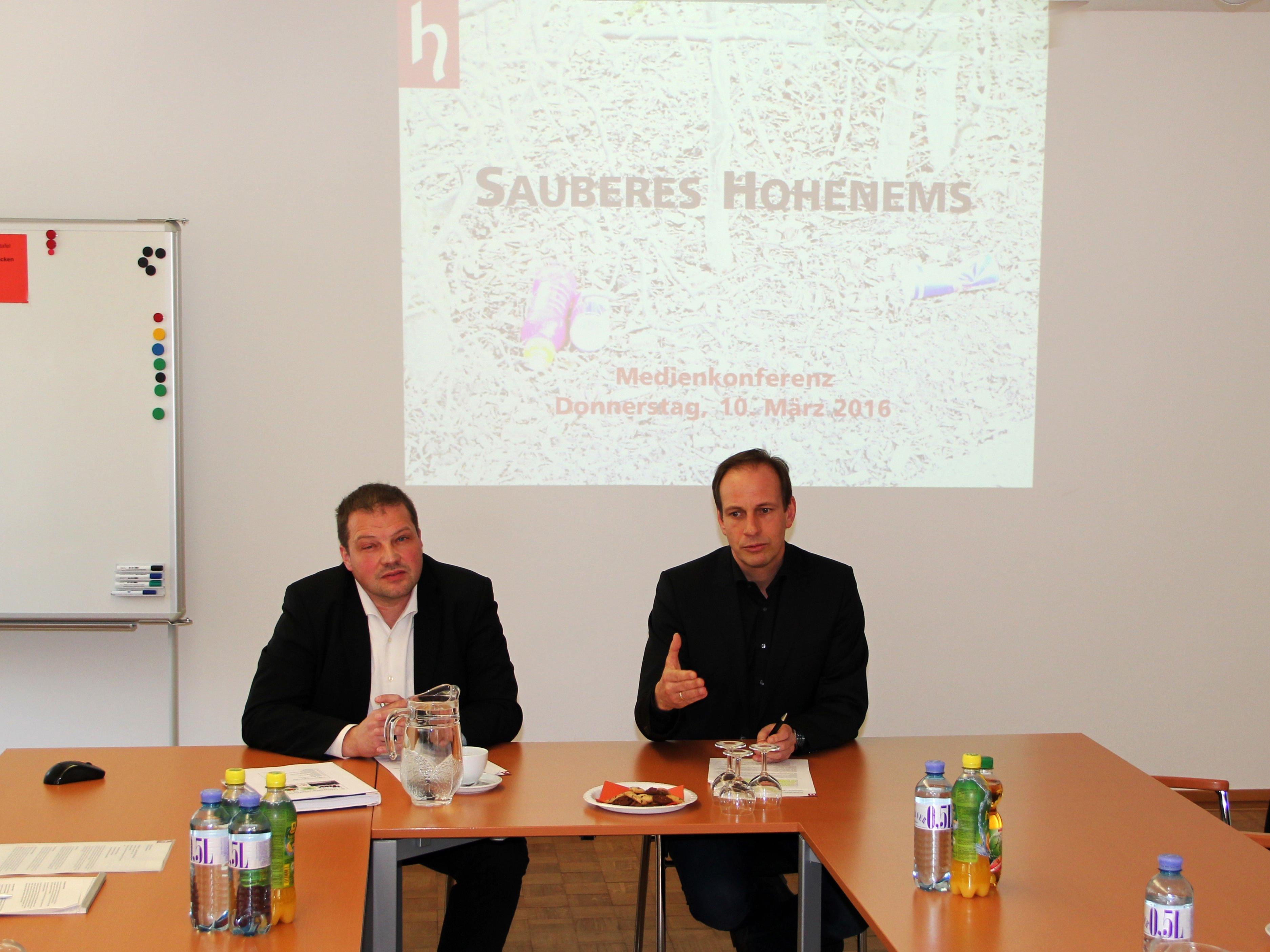 Bürgermeister Dieter Egger (r.) und Umweltstadtrat Günter Mathis informierten über das neue Projekt „Sauberes Hohenems“.