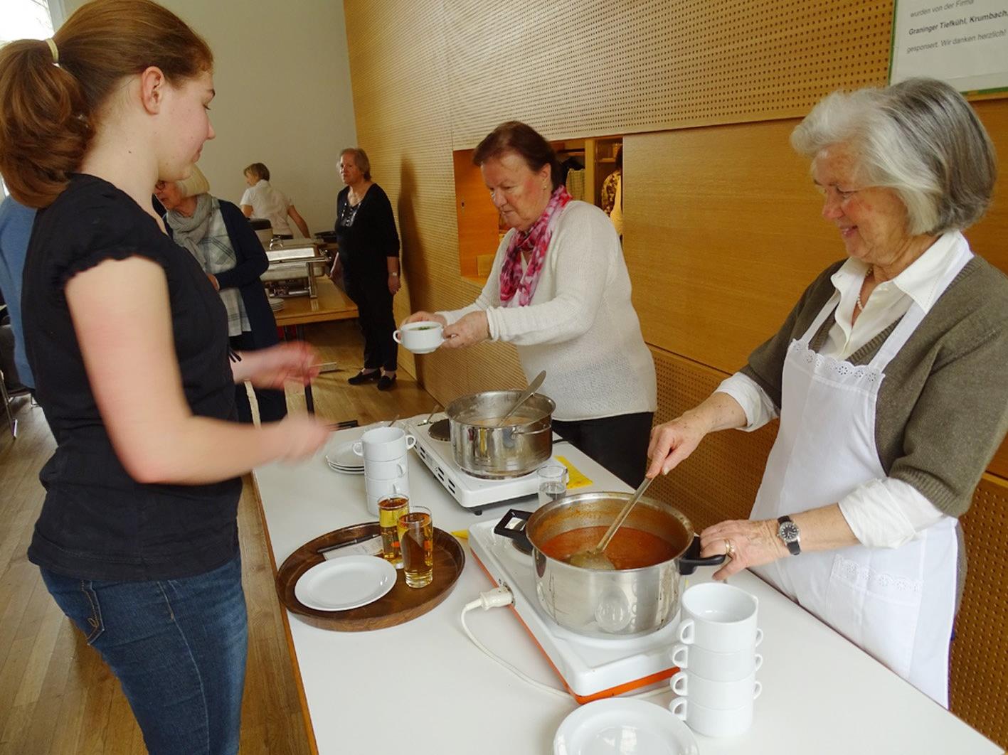 Rund 30 Freiwillige halfen beim Suppentag des Missionskreises im Pfarrheim St. Karl.