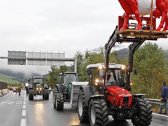 Milchbauern mit Traktoren fahren nach Wien