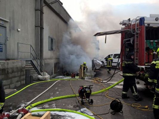 Der Brand hat das Lager völlig zerstört. Der Brand hat das Lager völlig zerstört.