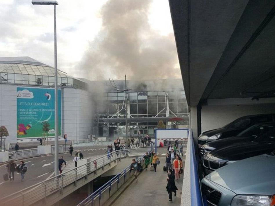 Erste Bilder zeigen die beschädigte Fassade des Flughafens in Brüssel.