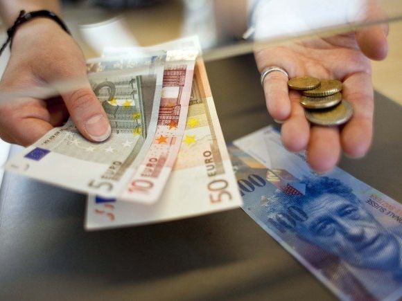 Experten: Überbewerteter Franken hält Schweizer Wirtschaft auch 2016 im Würgegriff. Experten: Überbewerteter Franken hält Schweizer Wirtschaft auch 2016 im Würgegriff.