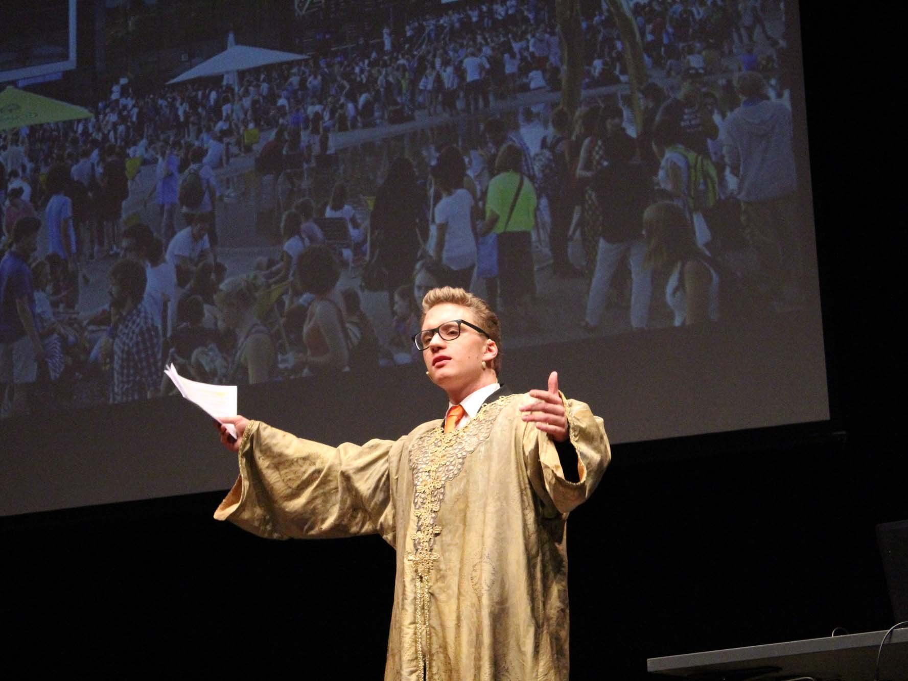 René Zumtobel schlüpft während der Präsentation der crosscultur-night App in das Kostüm vom Prinzen aus Turandot René Zumtobel schlüpft während der Präsentation der crosscultur-night App in das Kostüm vom Prinzen aus Turandot