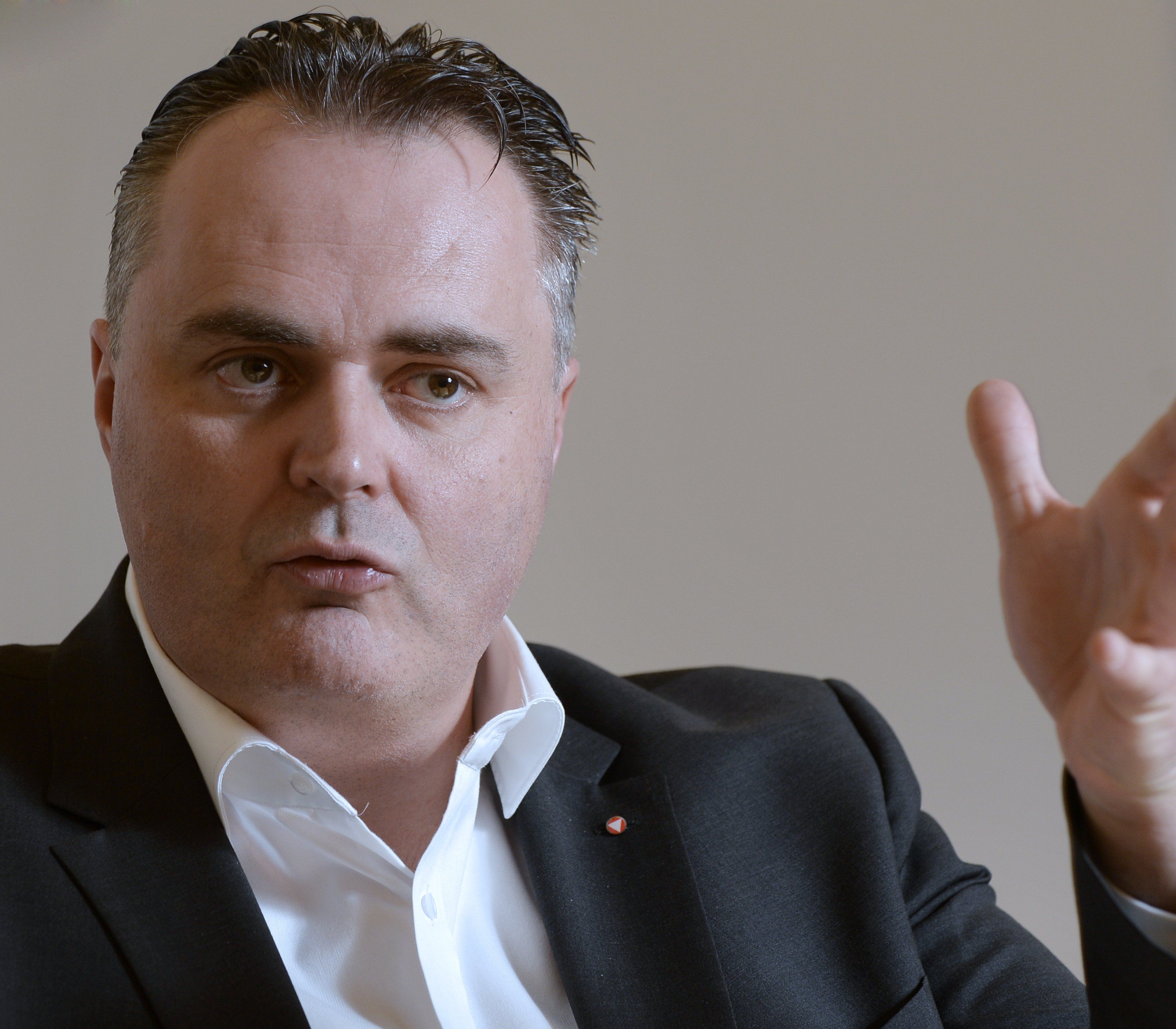 Verteidigungsminister: Österreich könne nicht "Wartezone für hunderttausende Flüchtlinge" sein. Verteidigungsminister: Österreich könne nicht "Wartezone für hunderttausende Flüchtlinge" sein.