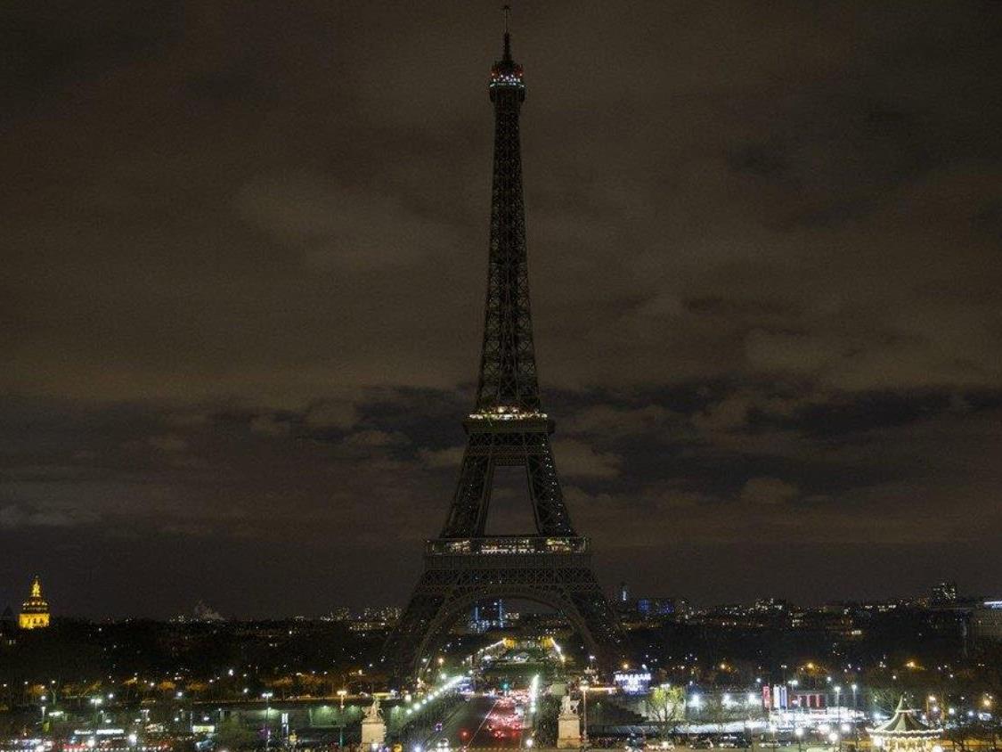 Bei der Earth Hour werden Jahr für Jahr Sehenswürdigkeiten und Co. verdunkelt - etwa der Eiffelturm