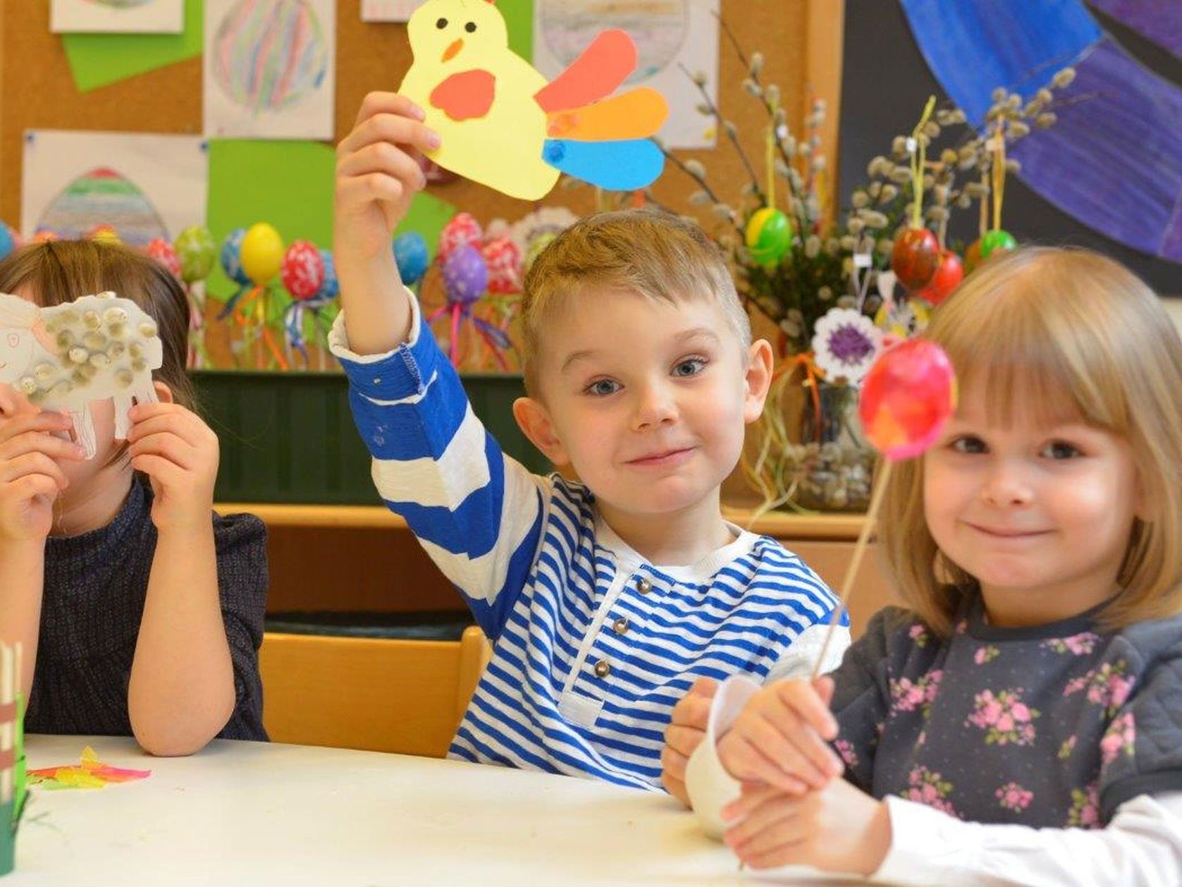 Stolze Kinder mit ihren Basteleien.