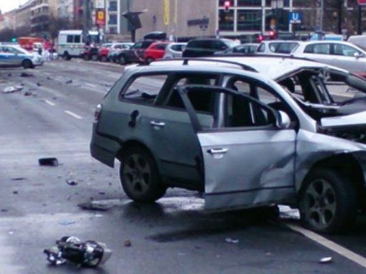 Zahlreiche Einsatzkräfte sperrten die Gegend weiträumig ab. Zahlreiche Einsatzkräfte sperrten die Gegend weiträumig ab.