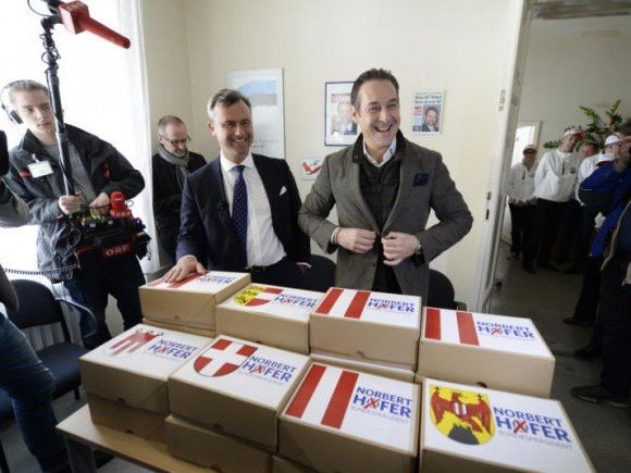 Norbert Hofer bei der Einreichung seiner Unterstützungserklärungen. Norbert Hofer bei der Einreichung seiner Unterstützungserklärungen.