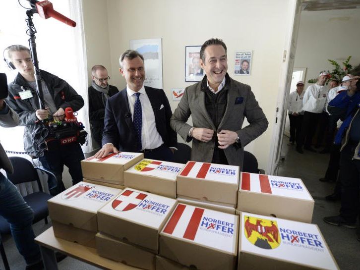 Strache und Hofer strahlen ob der erreichten Unterschriften. Strache und Hofer strahlen ob der erreichten Unterschriften.