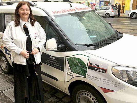 Gespendetes Auto erleichtert die Arbeit der Wiener Teddyhausmutter. Gespendetes Auto erleichtert die Arbeit der Wiener Teddyhausmutter.