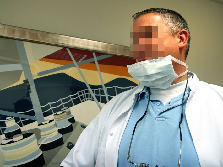 "Zahnarzt des Horrors": Niederländer soll Eingriffe bei mehr als hundert Patienten verpfuscht haben "Zahnarzt des Horrors": Niederländer soll Eingriffe bei mehr als hundert Patienten verpfuscht haben