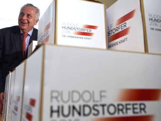 Rudolf Hundstorfer beim Einreichen seiner BP-Unterstützungserklärungen. Rudolf Hundstorfer beim Einreichen seiner BP-Unterstützungserklärungen.