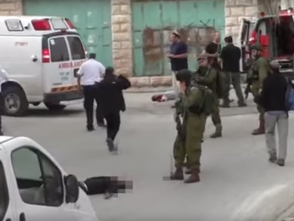 Ein Video zeigt, wie ein israelischer Soldat einen Palästinenser erschießt - und niemand reagiert. Ein Video zeigt, wie ein israelischer Soldat einen Palästinenser erschießt - und niemand reagiert.