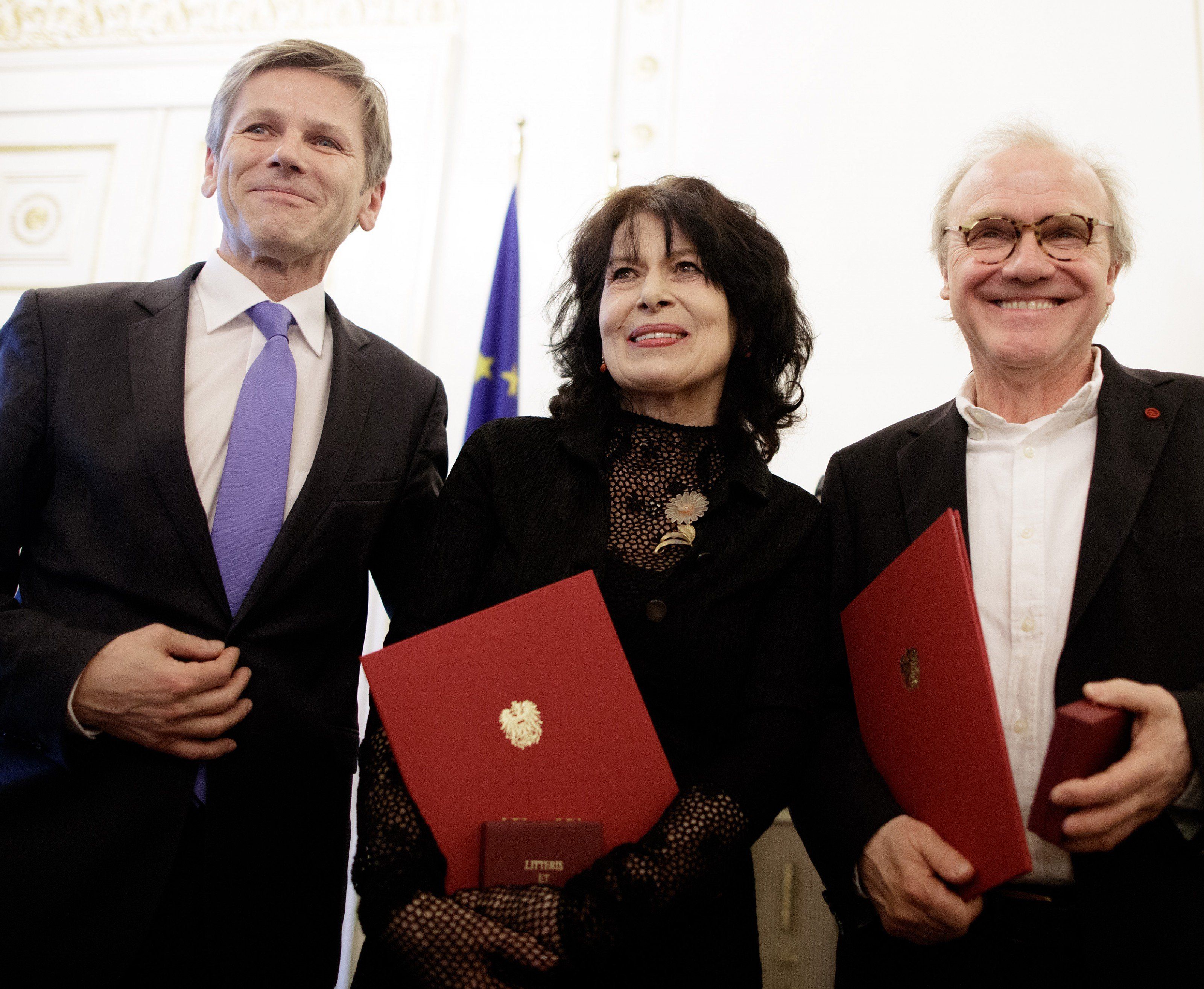Vorarlberger Autorenpaar Michael Köhlmeier und Monika Helfer - im Bild mit Josef Ostermayer - rhielt Auszeichnung der Republik. Vorarlberger Autorenpaar Michael Köhlmeier und Monika Helfer - im Bild mit Josef Ostermayer - rhielt Auszeichnung der Republik.