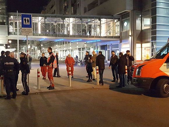 Wegen des Vorfalls in der Millennium City waren mehrere Einsatzkräfte vor Ort Wegen des Vorfalls in der Millennium City waren mehrere Einsatzkräfte vor Ort
