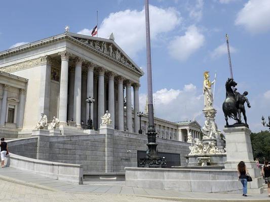 Der Tourist wurde vor dem Parlament in Wien von einer Bim erfasst.