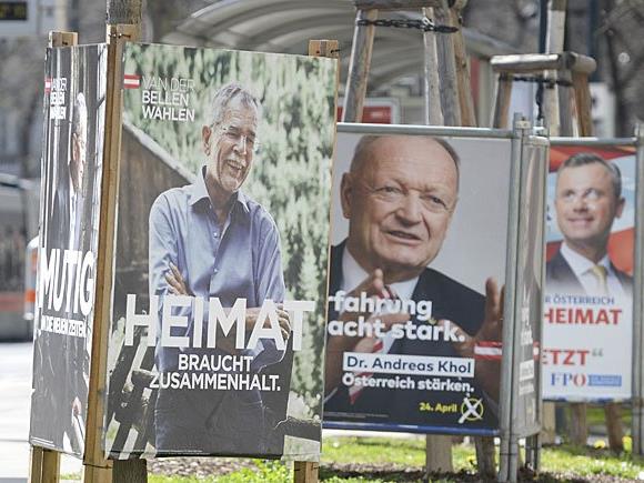 Die Präsidentschaftskandidaten (v.l.n.r.) Alexander Van der Bellen (Grüne), Andreas Khol (ÖVP) und Norbert Hofer (FPÖ) auf Plakaten
