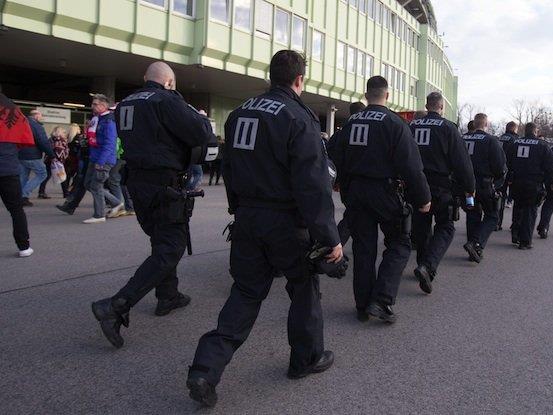 Polizisten beim Fußball-Länderspiel Österreich gegen Albanien vor dem Ernst Happel-Stadion