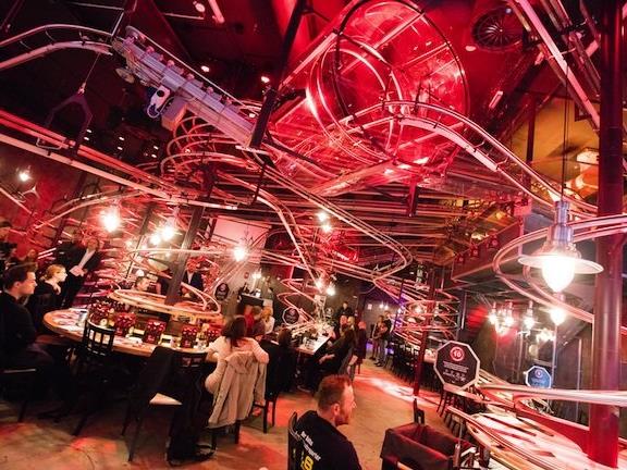 Blick in den Gastraum des Rollercoasterrestaurants Vienna