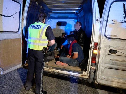 Für die Schlepper klickten die Handschellen. Für die Schlepper klickten die Handschellen.