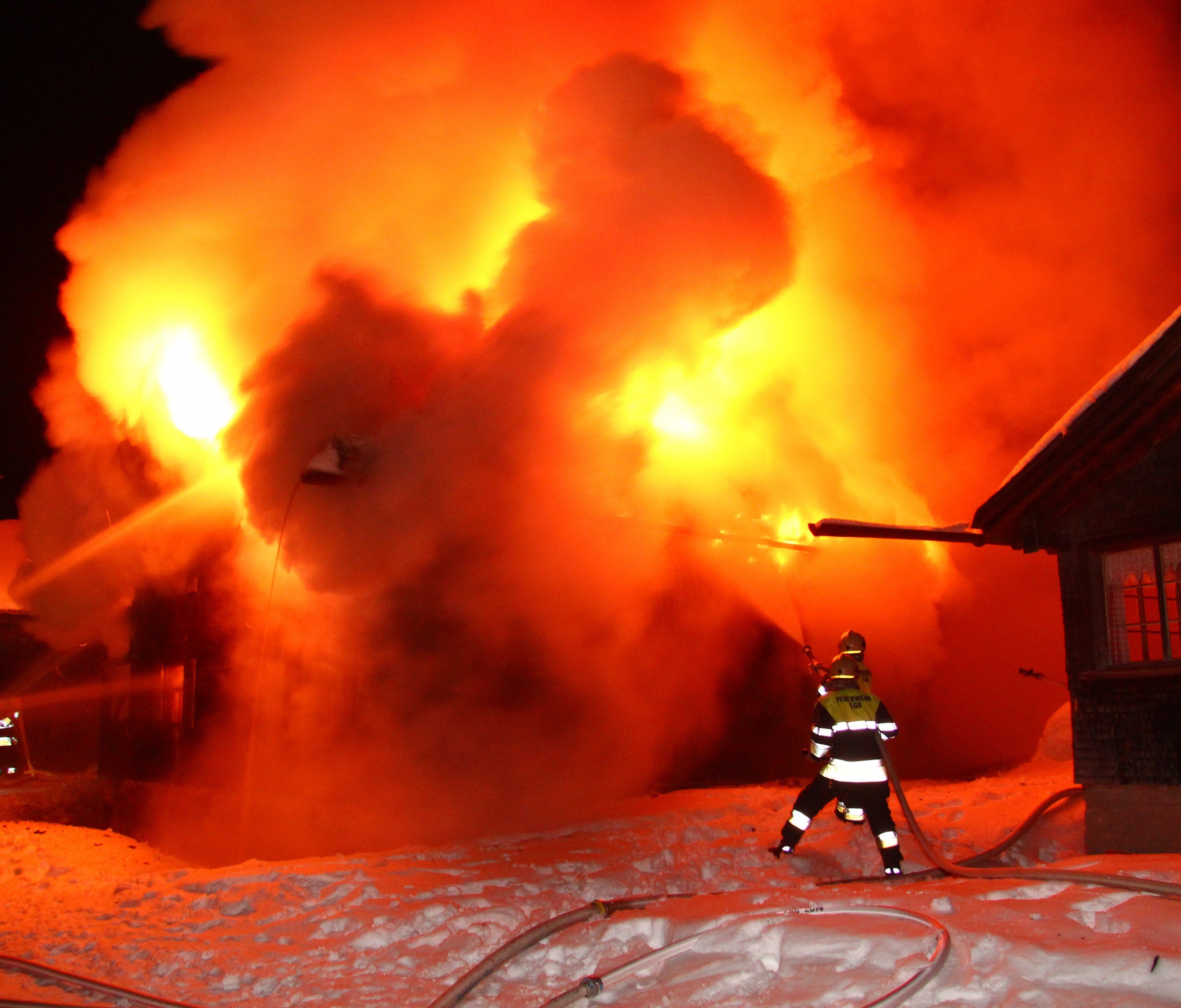 Großalarm in Schwarzenberg, nachdem eine Ferienhütte in Vollbrand geriet. Großalarm in Schwarzenberg, nachdem eine Ferienhütte in Vollbrand geriet.