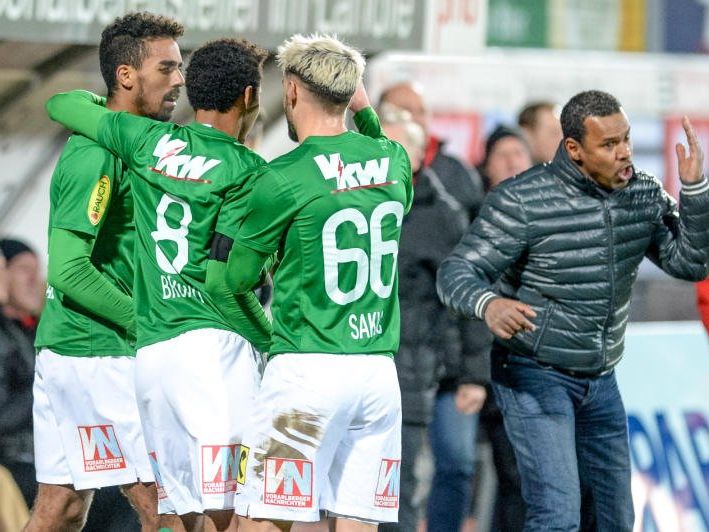 Sportlich läuft es derzeit bei Austria Lustenau, trotz Torjubel gibt Trainer Lassaad Chabbi immer Anweisungen Sportlich läuft es derzeit bei Austria Lustenau, trotz Torjubel gibt Trainer Lassaad Chabbi immer Anweisungen