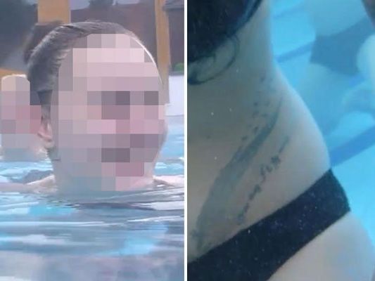 Erst schwimmen nur zwei Frauen im Becken - dann geht's zur Sache. Erst schwimmen nur zwei Frauen im Becken - dann geht's zur Sache.