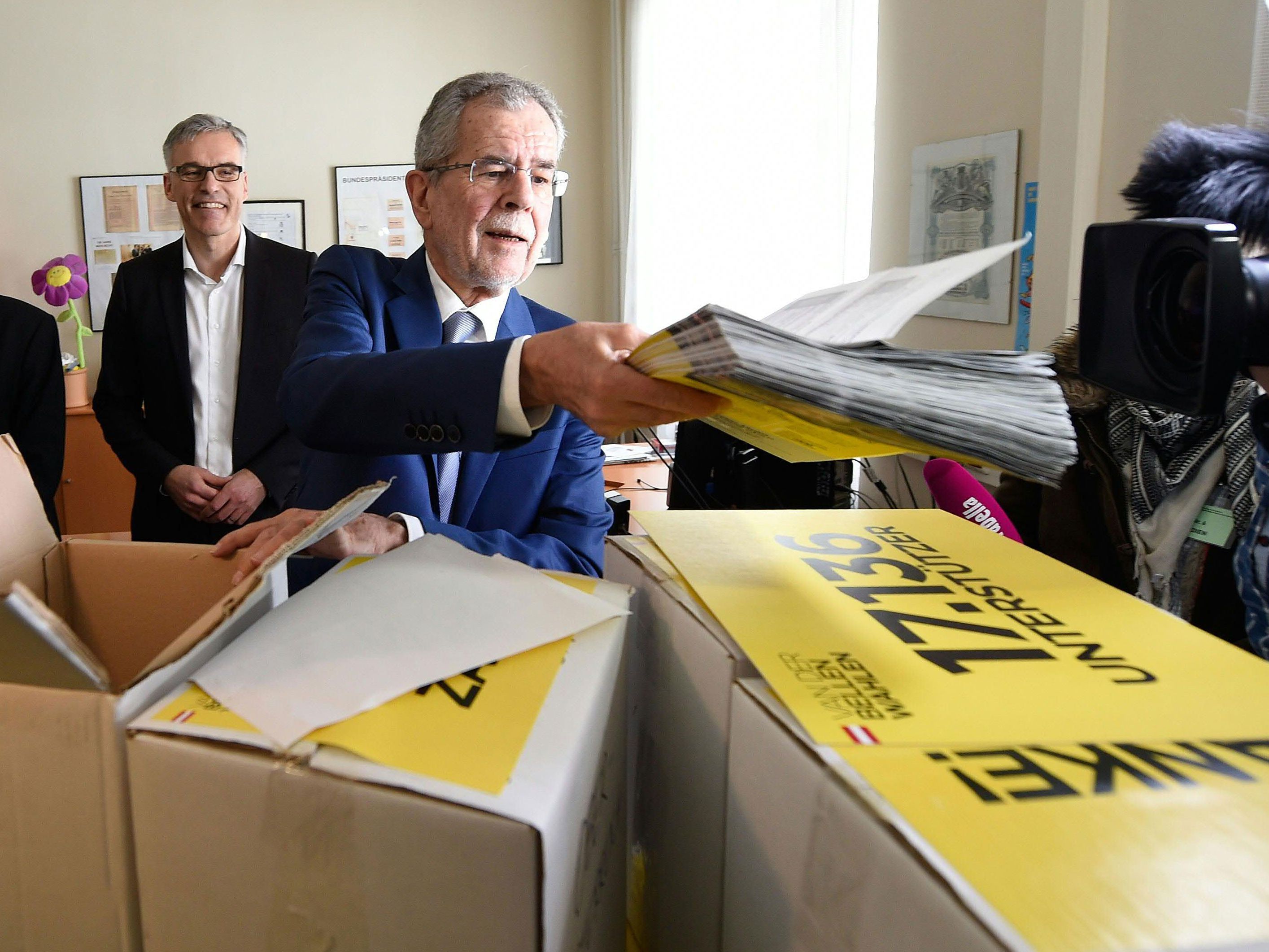 Van der Bellen bei der Abgabe der Unterstützungen. Van der Bellen bei der Abgabe der Unterstützungen.