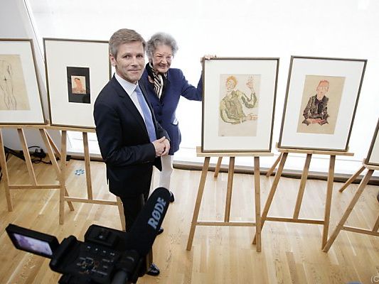 Ostermayer und Elisabeth Leopold mit einigen der Schiele-Blätter Ostermayer und Elisabeth Leopold mit einigen der Schiele-Blätter
