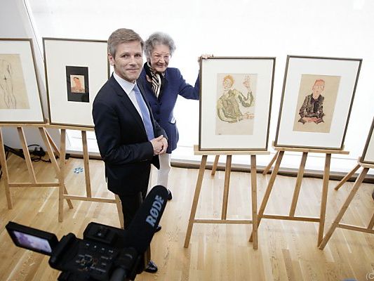 Ostermayer und Elisabeth Leopold mit einigen der Schiele-Blätter