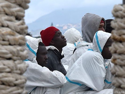 Gerettete Flüchtlinge bestätigten Schiffsunglück im Mittelmeer Gerettete Flüchtlinge bestätigten Schiffsunglück im Mittelmeer