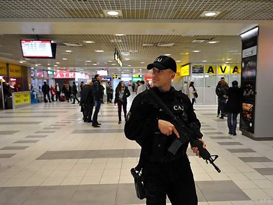 Attentäter soll fünf Jahre auf dem Flughafen gearbeitet haben Attentäter soll fünf Jahre auf dem Flughafen gearbeitet haben