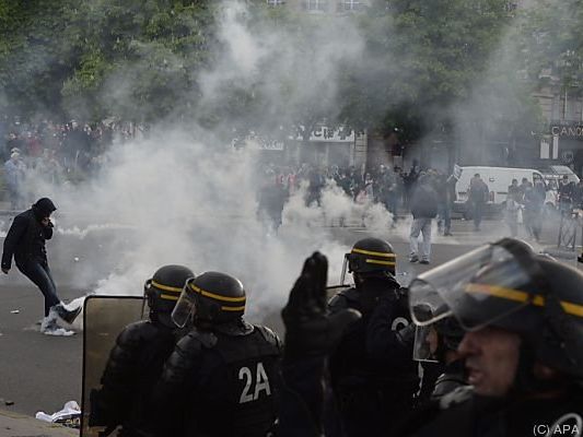Über 100 Festnahmen, 24 Polizisten wurden verletzt Über 100 Festnahmen, 24 Polizisten wurden verletzt