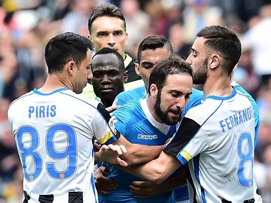 Higuain schoss ein Tor und flog vom Platz Higuain schoss ein Tor und flog vom Platz