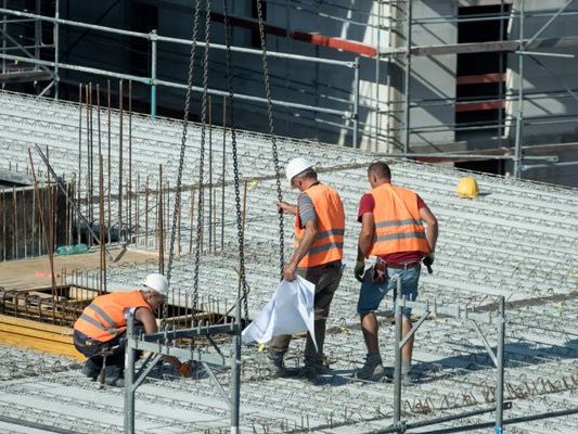 In Österreich gibt es weniger Arbeitsunfälle. In Österreich gibt es weniger Arbeitsunfälle.