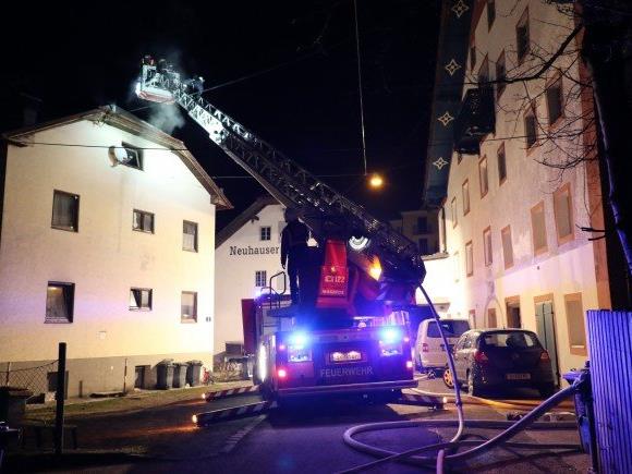Die Feuerwehr musste insgesamt zehnmal zu dem Wohnhaus ausrücken.