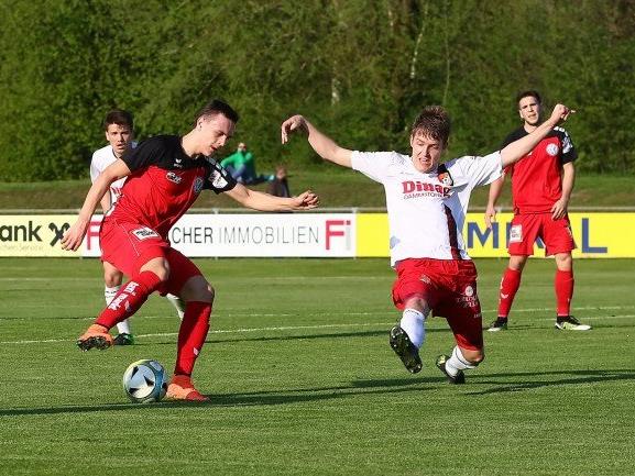 Anifs Torschütze Lukas Fridrikas (li) setzte sich gegen Jürgen Matscher (re) und dem SV Seekirchen im Landescup-Viertelfinale verdient durch.