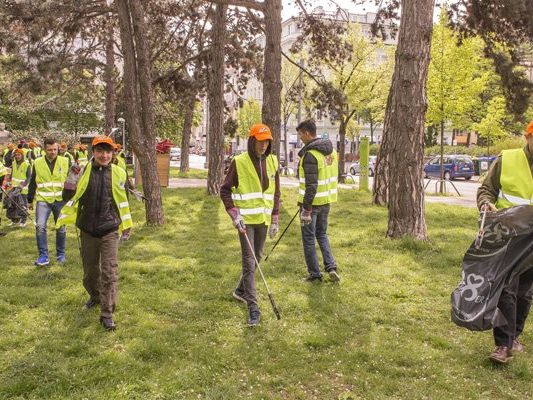 Bei der Putzaktion helfen auch Flüchtlinge mit. Bei der Putzaktion helfen auch Flüchtlinge mit.