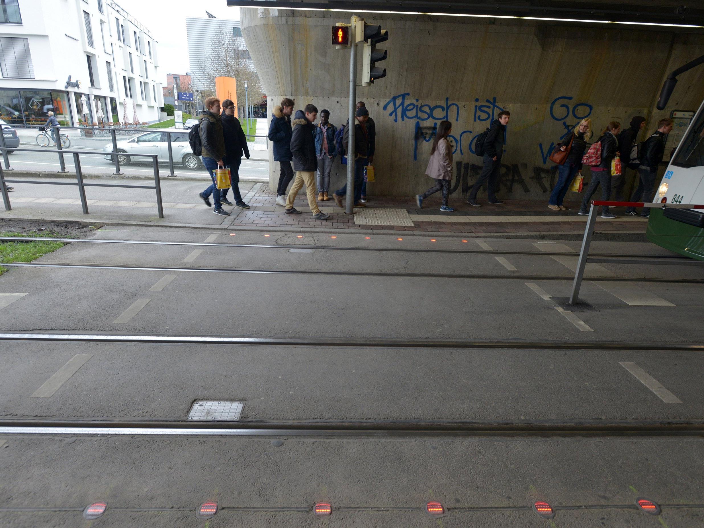 LED-Lichtsignale, die an zwei Haltestellenübergängen in Augsburg (Bayern) im Boden eingebaut sind