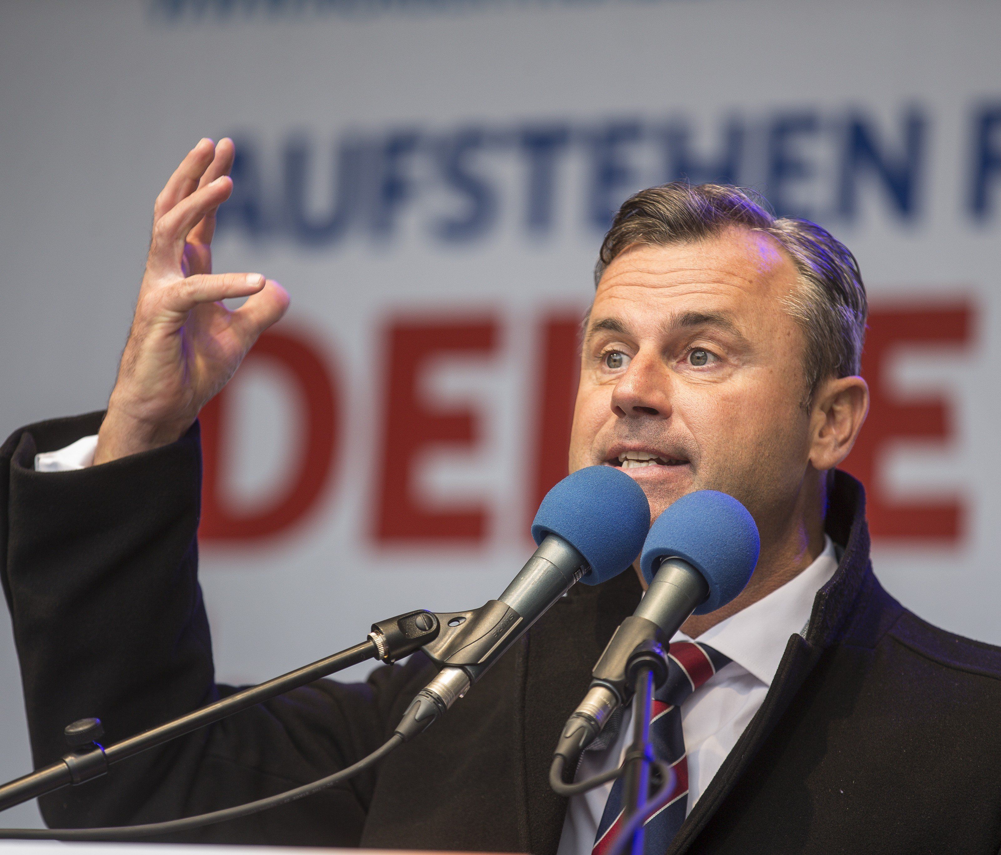 Nobert Hofer ist für ein Burka- und Kopftuchverbot "im öffentlichen Raum". Nobert Hofer ist für ein Burka- und Kopftuchverbot "im öffentlichen Raum".