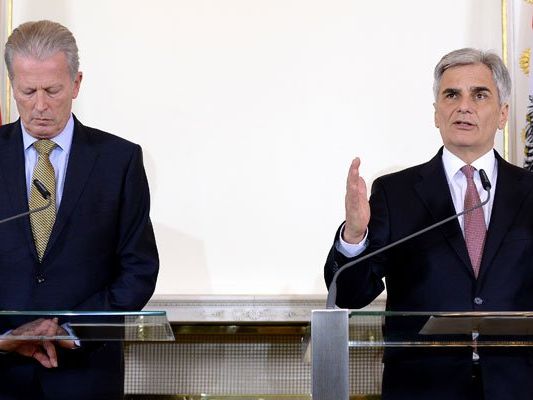 Faymann und Mitterlehner kritisieren die Beeinflussung der Wähler durch Umfragen. Faymann und Mitterlehner kritisieren die Beeinflussung der Wähler durch Umfragen.