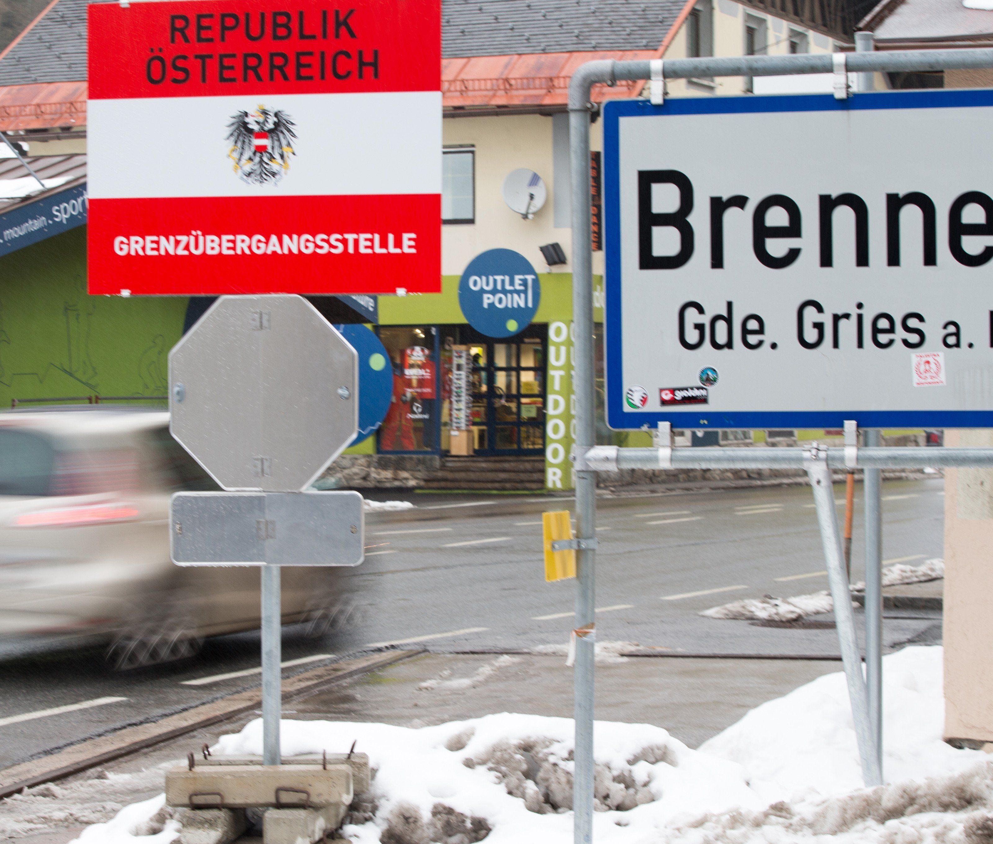 EVP-Vorsitzender Weber spricht sich gegen neue Grenzmauern in Europa aus. EVP-Vorsitzender Weber spricht sich gegen neue Grenzmauern in Europa aus.