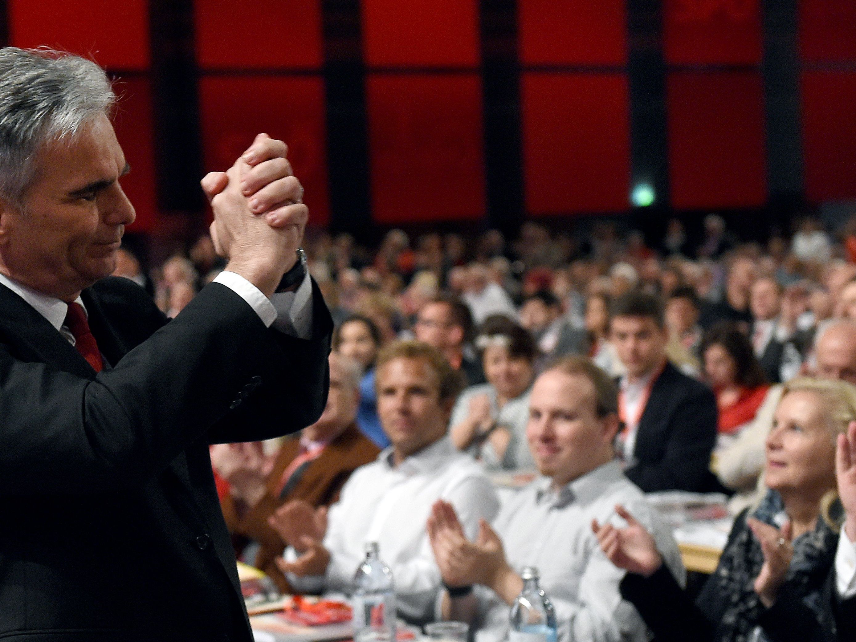 Werner Faymann will erneut als SPÖ-Chef kandidieren. Werner Faymann will erneut als SPÖ-Chef kandidieren.